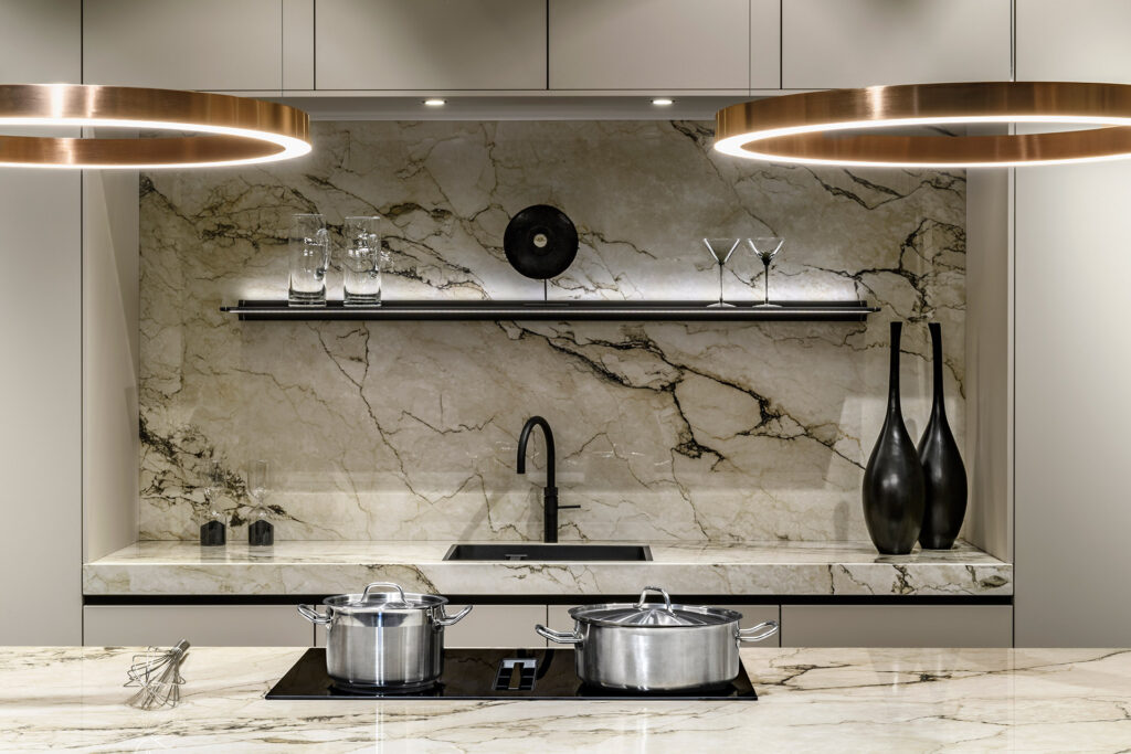 Häcker Systemat leefkeuken met glanzend keramiek werkblad