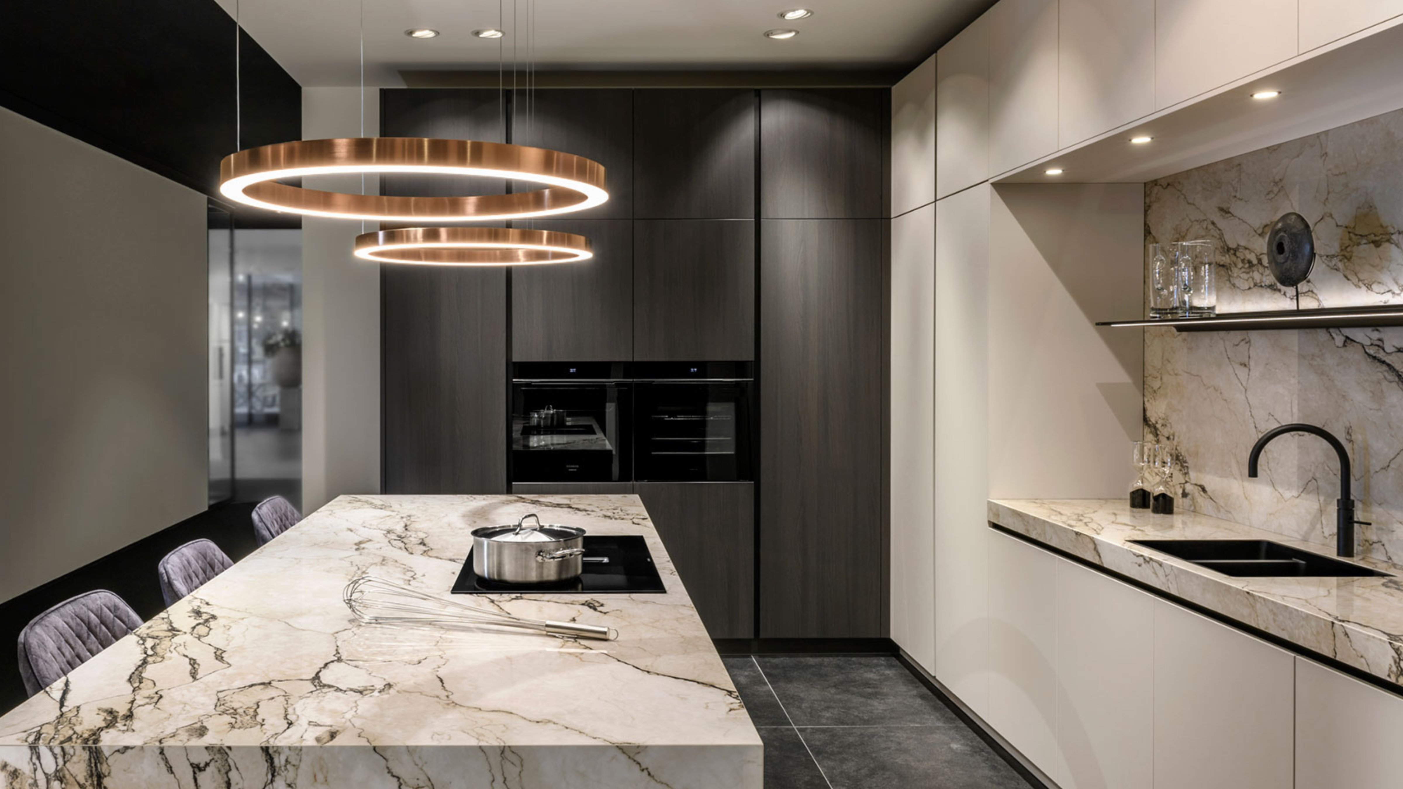 Häcker Systemat leefkeuken met glanzend keramiek werkblad