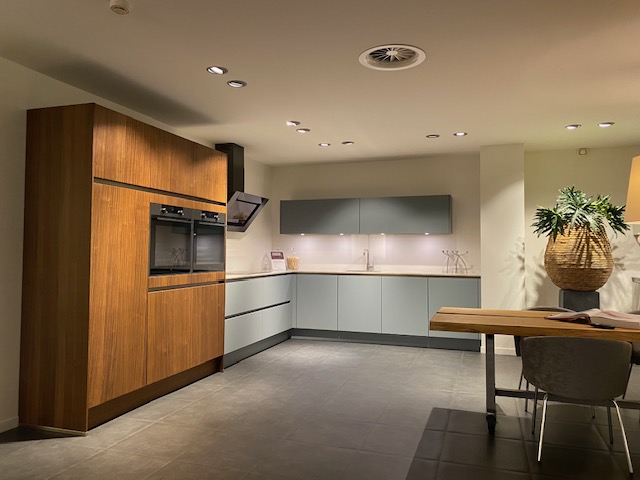 Showroomkeuken B16 hoekopstelling