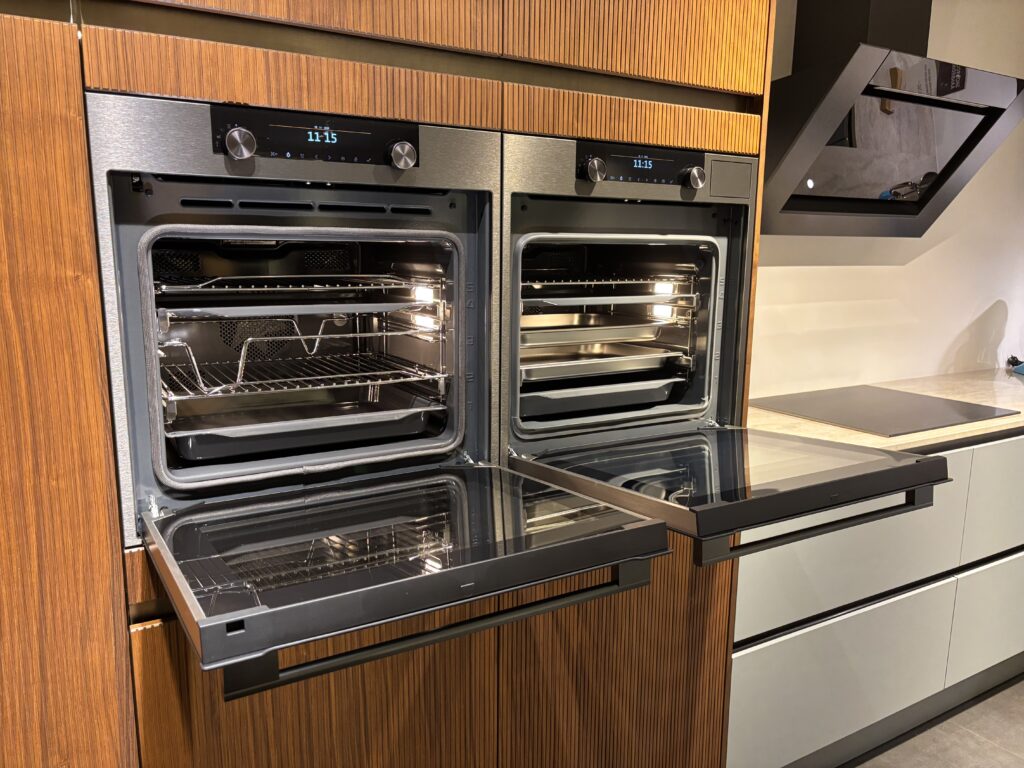 Showroomkeuken B16 apparatuur