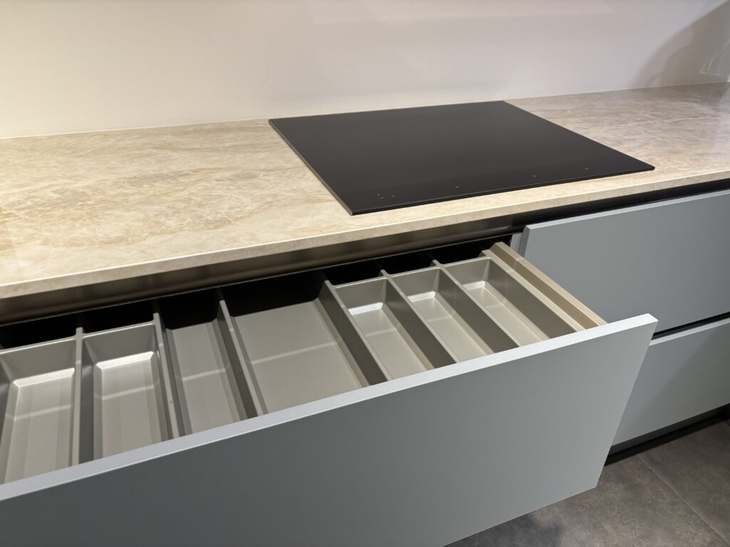 Showroomkeuken B16 besteklade