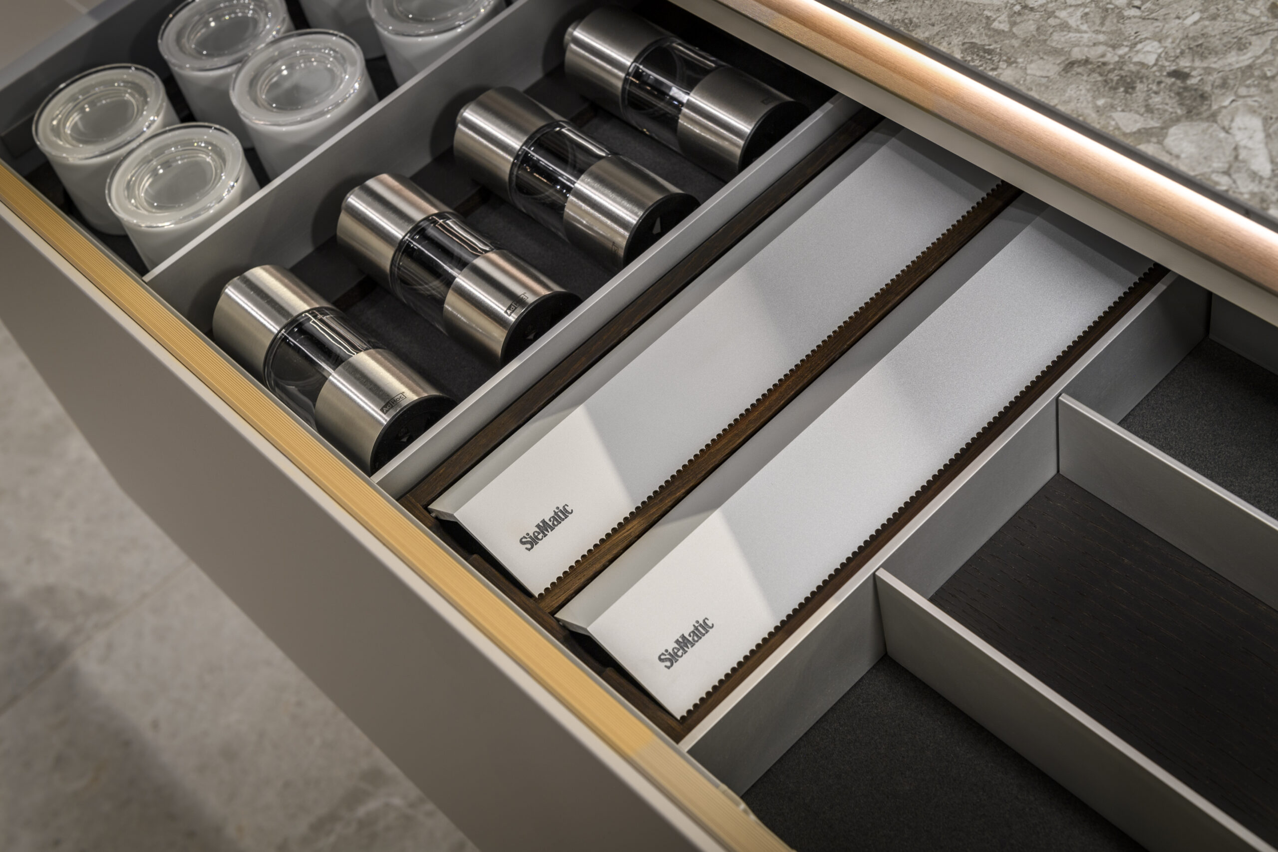 Altijd een opgeruimde keuken met de SieMatic interieursystemen