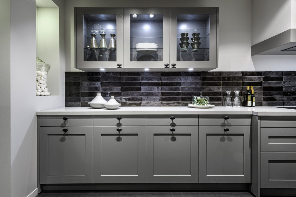 Landelijke showroomkeuken met grepen